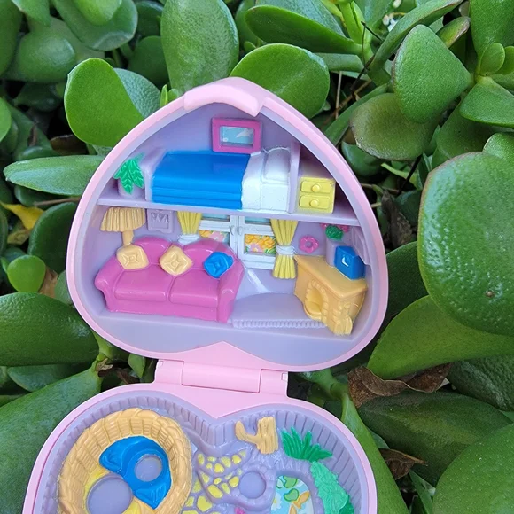 Vintage 90's Polly Pocket Heart-Shaped Pink House Garden Playset - Picture 2 of 7